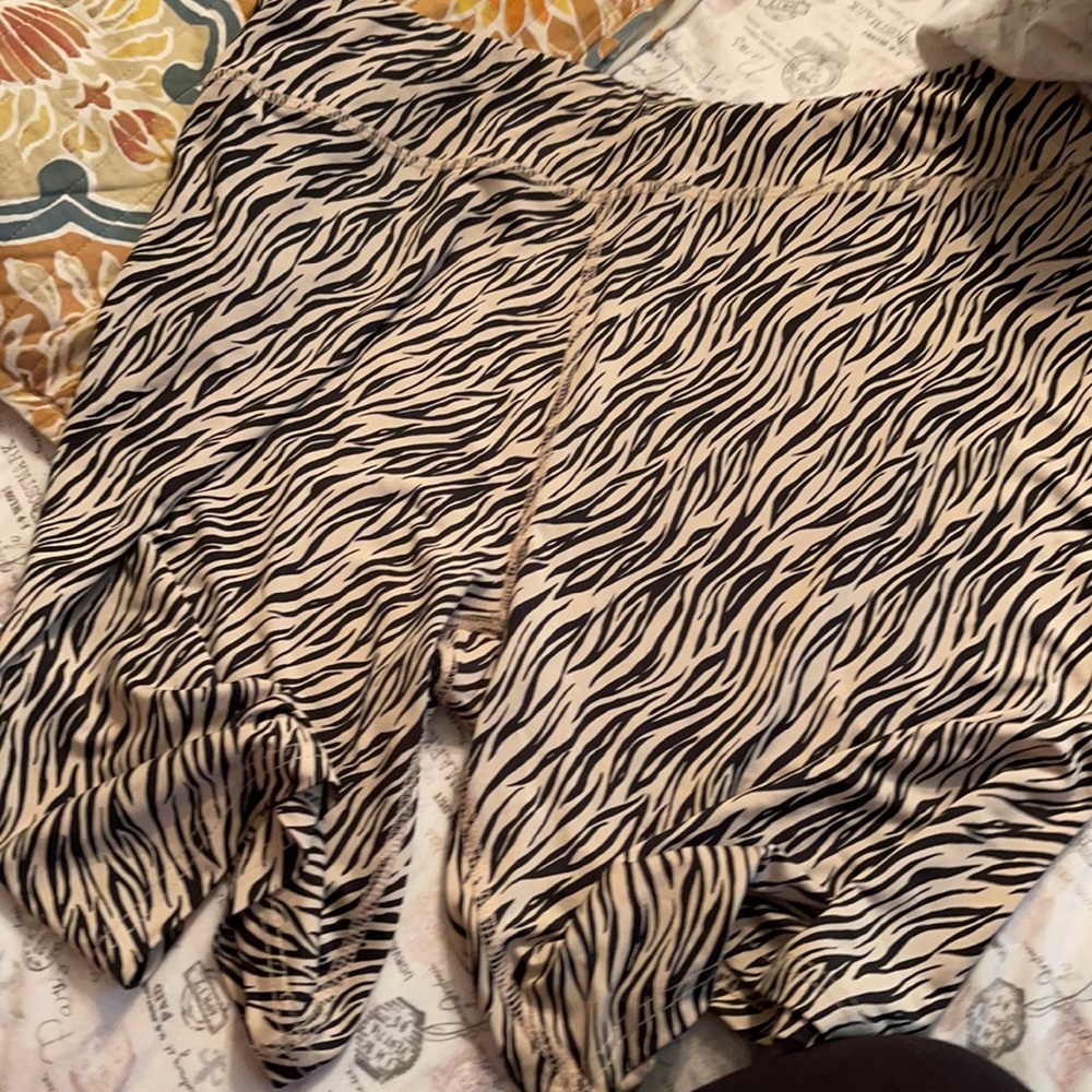 Tan cheetah print XL shorts size 2x but fits XL